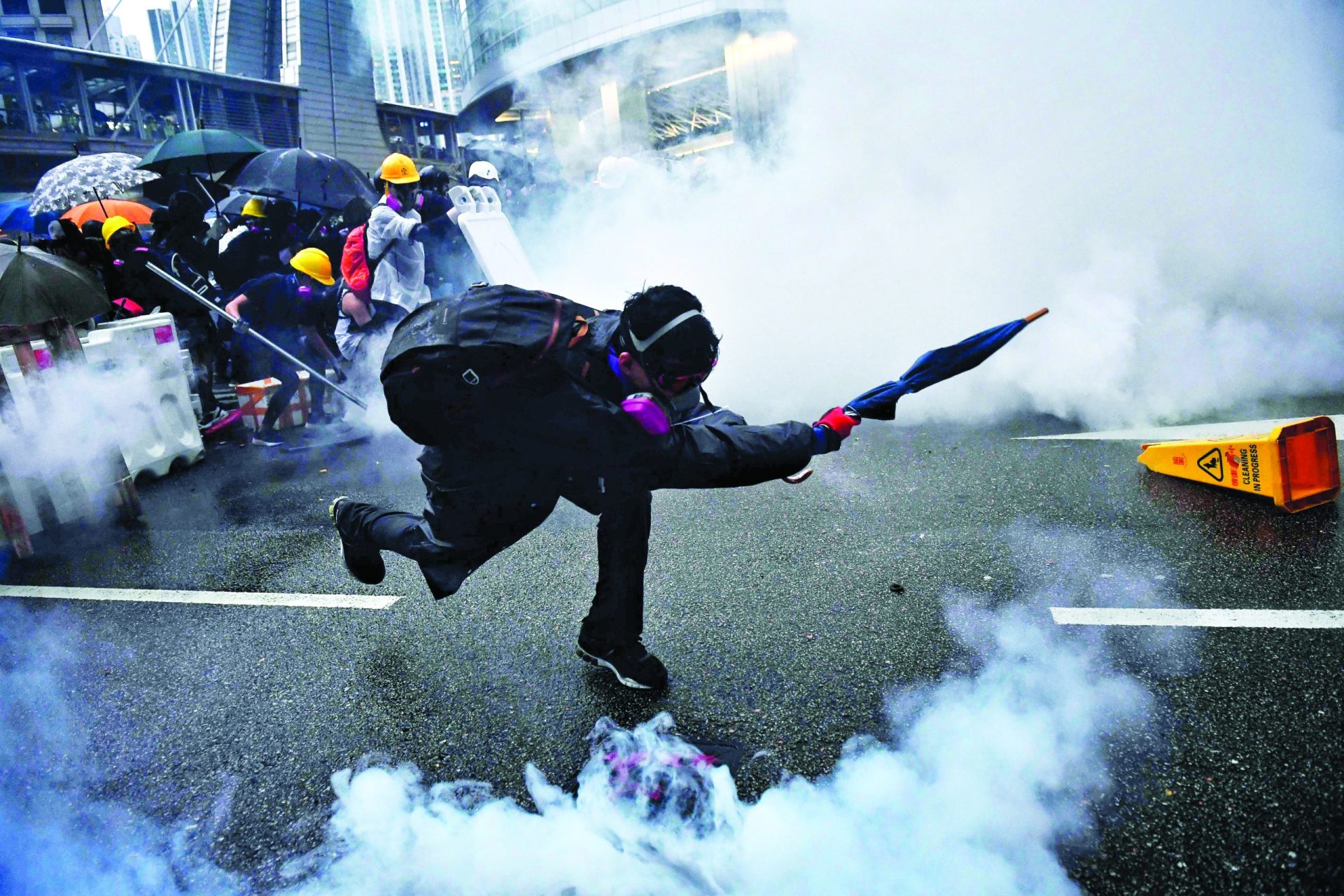 Hong Kong. Polícia usa canhões de água pela primeira vez