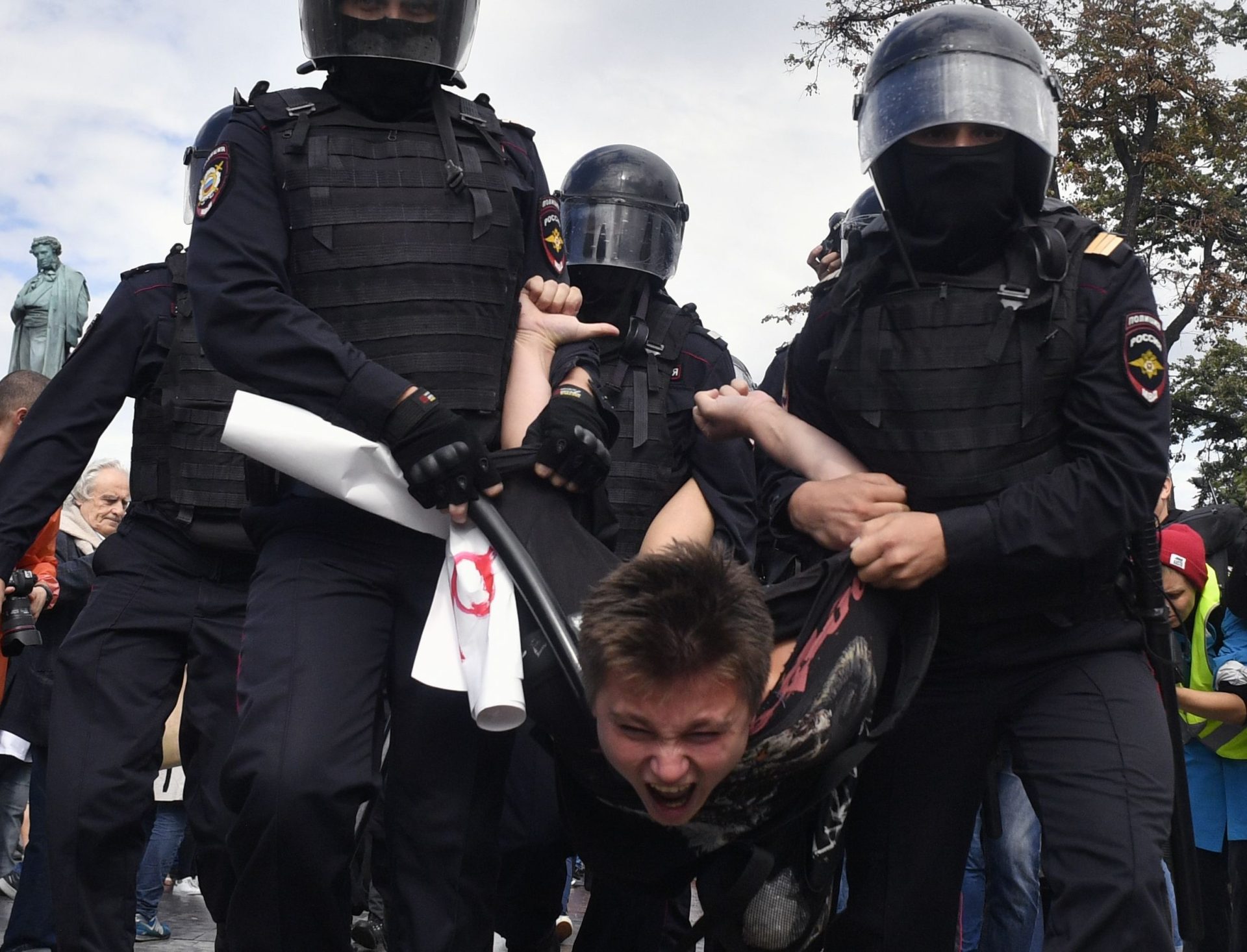 Mais de 600 detenções e espancamentos em Moscovo