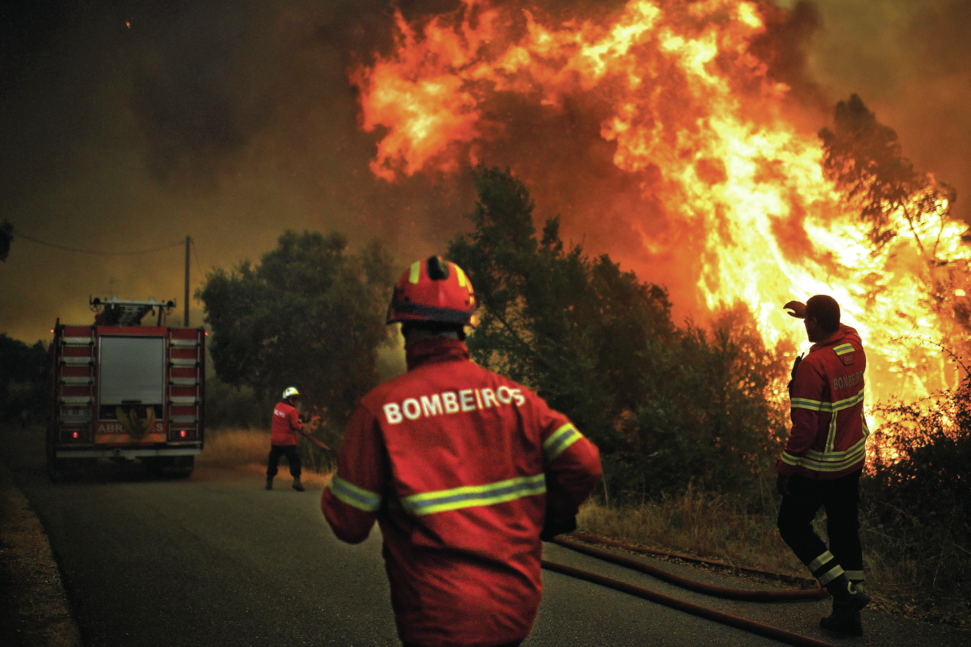 Primeiro dia de alerta vermelho não deu tréguas aos bombeiros