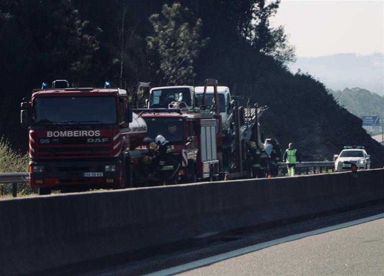 Camião abalroou cinco viaturas ligeiras na A28