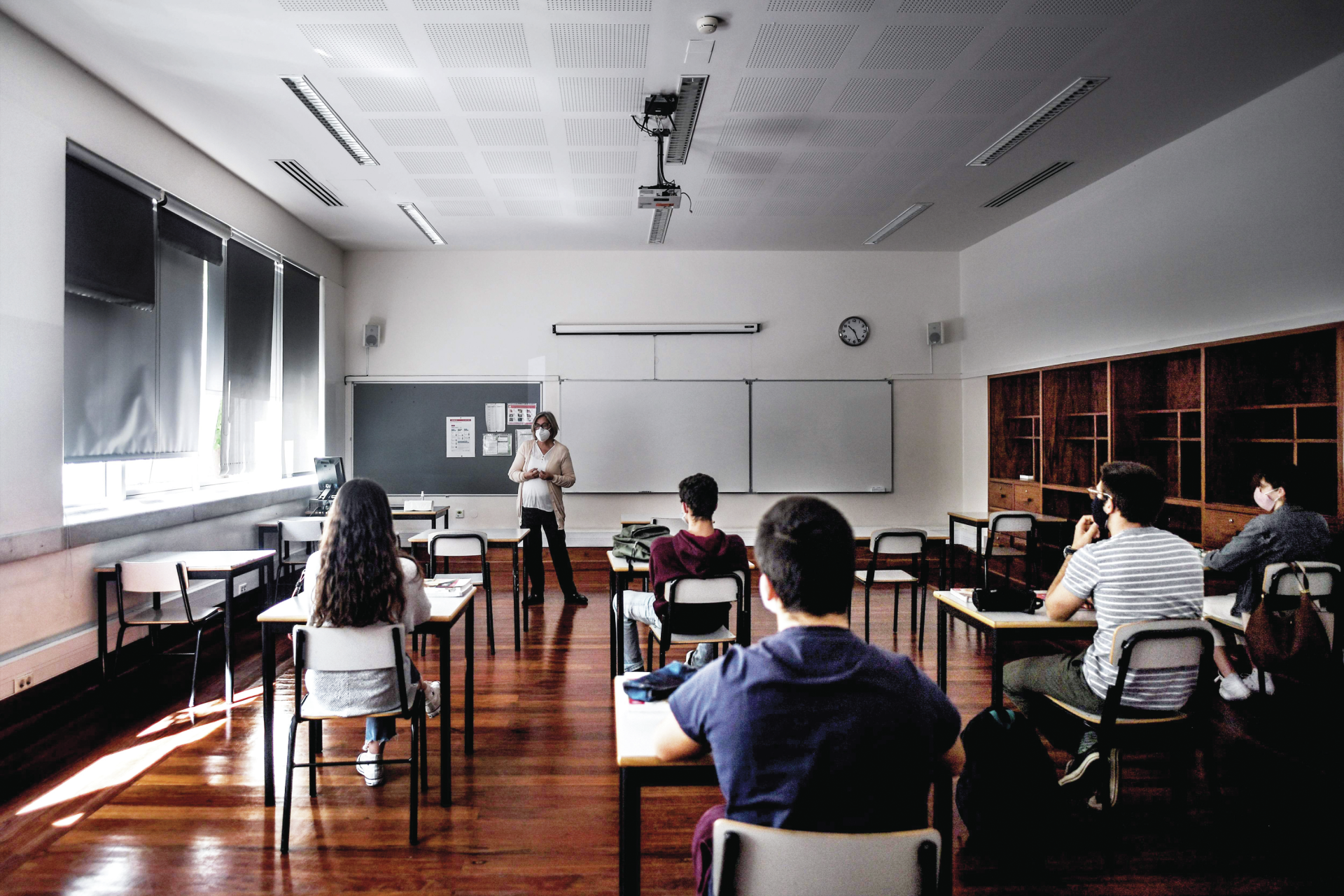 Casos de covid-19 abafados e falta de professores no primeiro mês de aulas