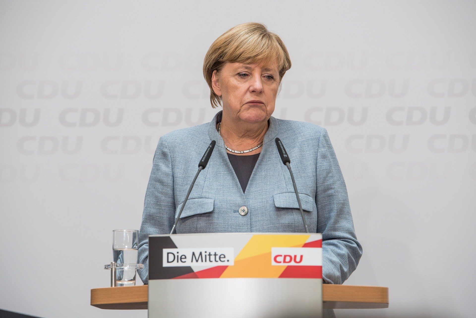 Merkel pede a alemães para que “fiquem em casa, sempre que possível”