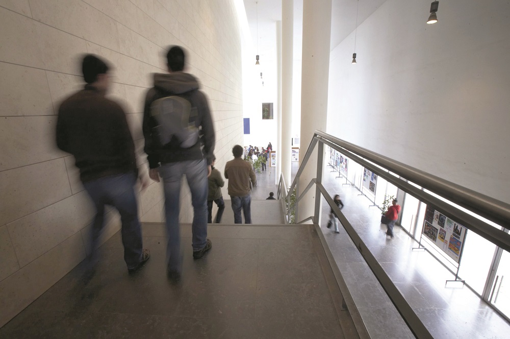 Covid-19. Falta de condições para alunos infetados gera revolta política