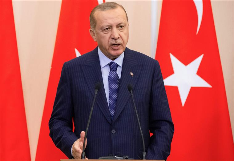 Turquia. Erdogan condena &#8220;canalhas&#8221; da revista Charlie Hebdo