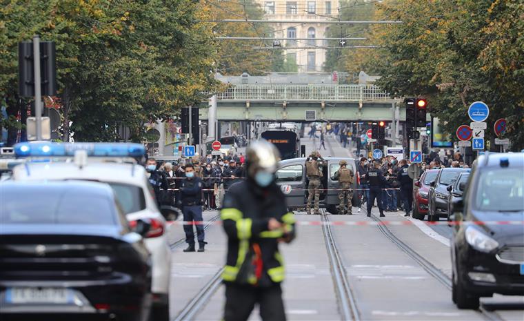 França. Atentados ensombram país em colisão com islamismo