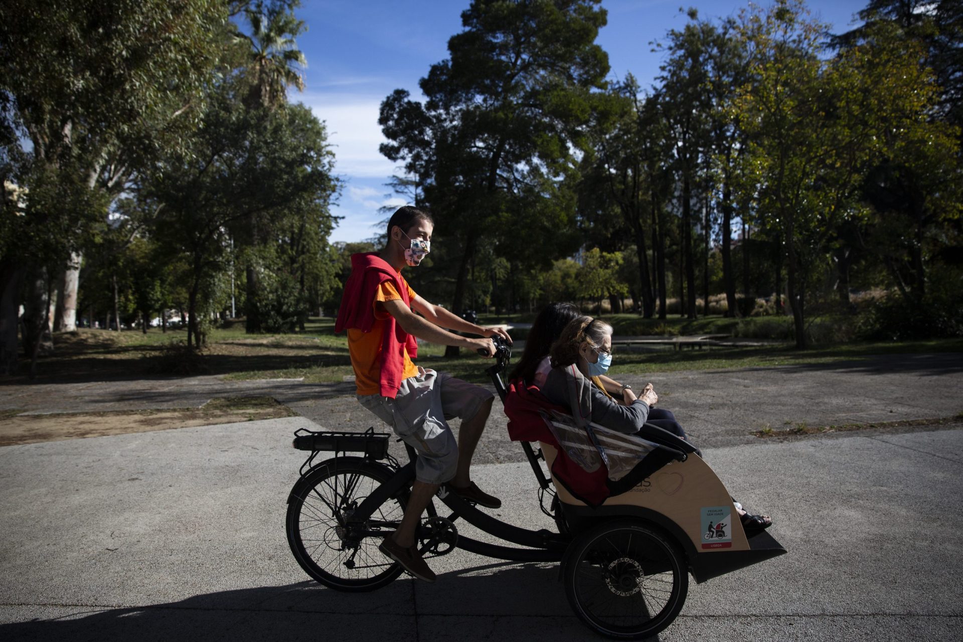 Pedalar sem Idade. O projeto que leva idosos a passear de bicicleta