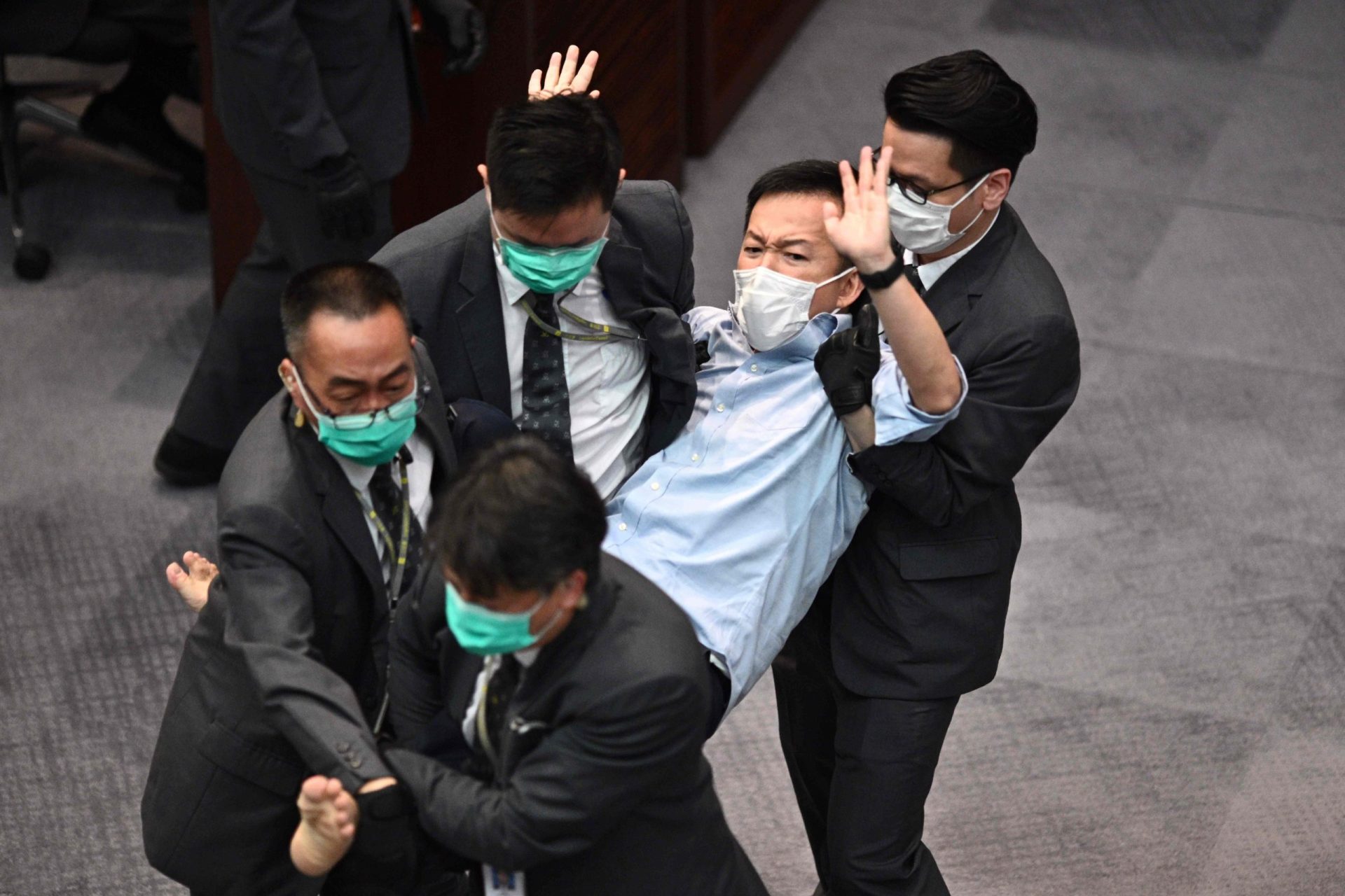 Detidos sete elementos pró-democracia em Hong Kong envolvidos em confrontos em maio