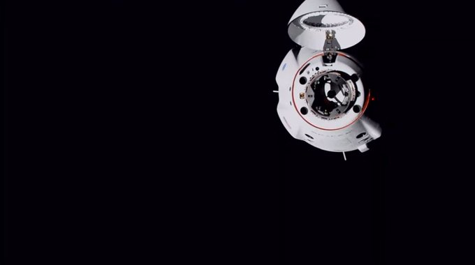 Quatro astronautas na Cápsula Dragon da SpaceX chegam à Estação Espacial Internacional