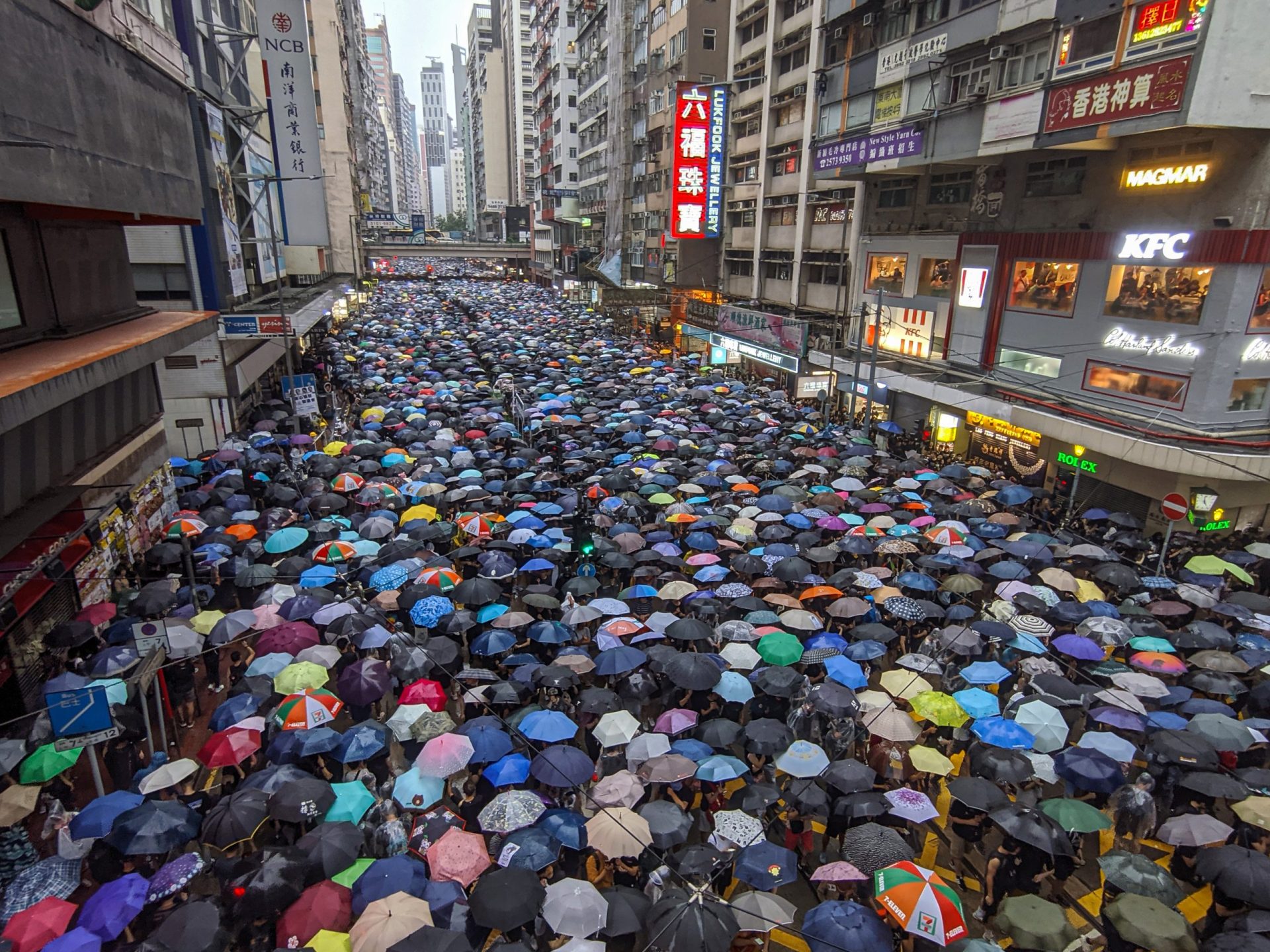 Polícia de Hong Kong detém ex-deputados pró-democracia por desacatos… em maio