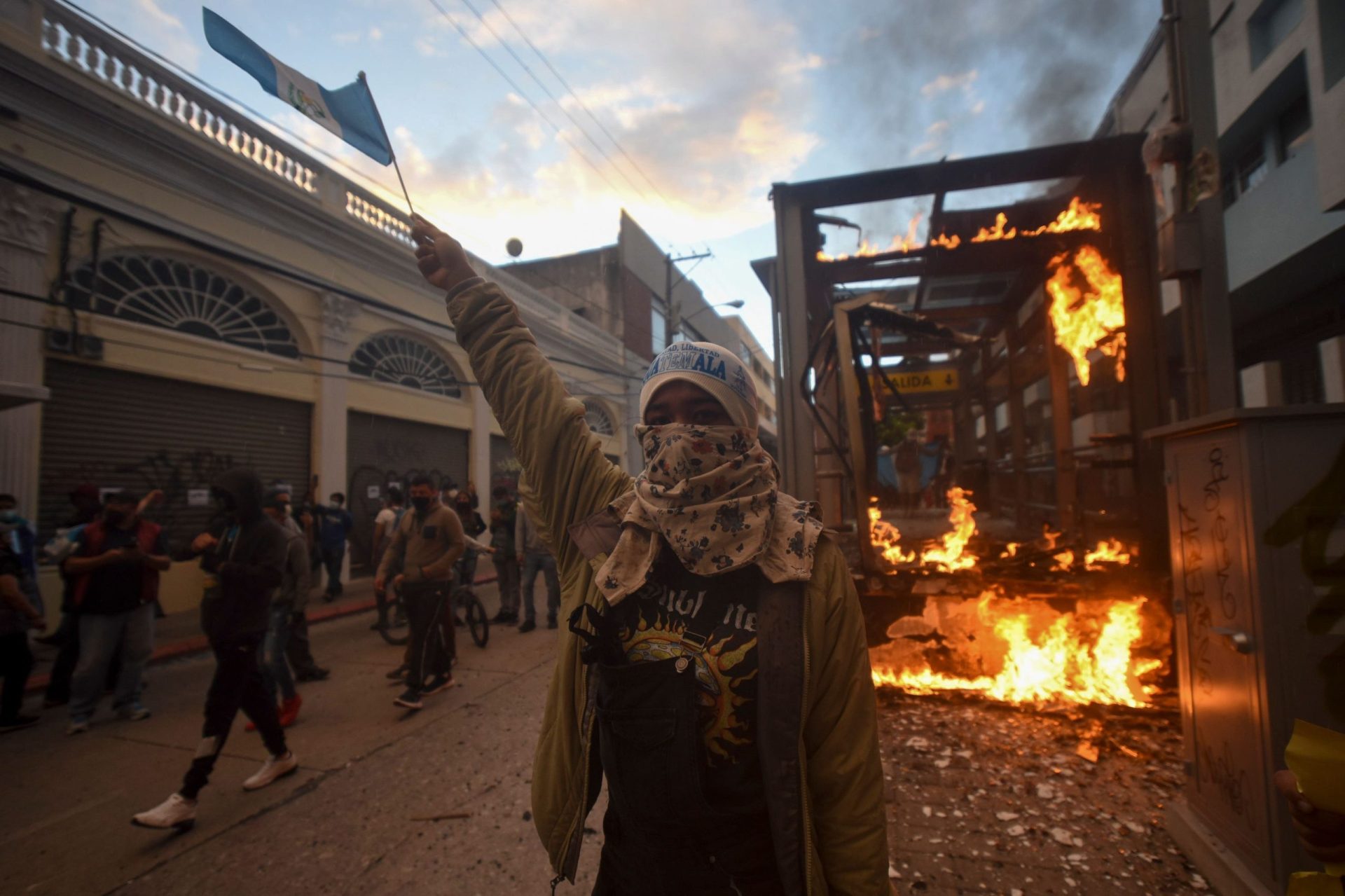 Manifestantes criam incêndio no Congresso da Guatemala