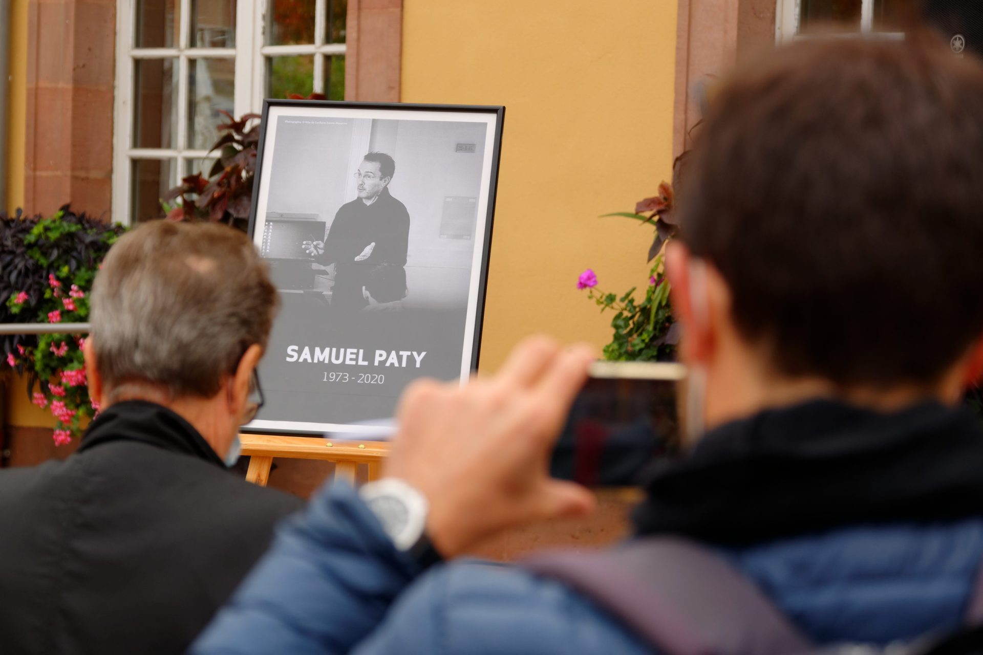 Polícia interroga quatro jovens sobre a decapitação de Samuel Paty