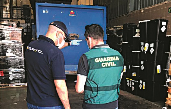 Detidos 30 portugueses por gestão irregular de resíduos de covid-19