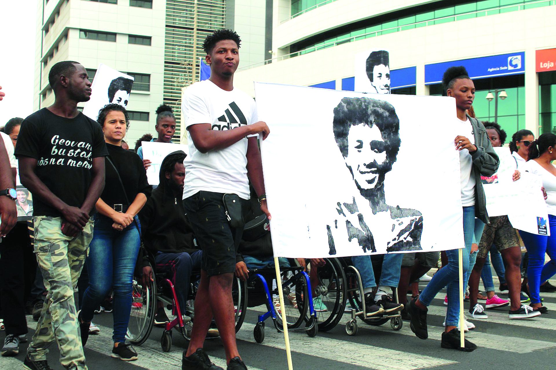 Milhares de pessoas marcharam em memória de Giovani Rodrigues