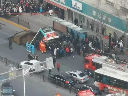 Buraco gigante na estrada “engole” autocarro e provoca a morte de seis passageiros na China | VÍDEO