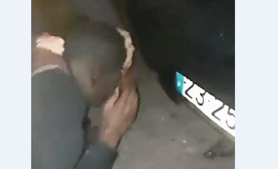 “Dá-lhe, dá-lhe”. Vídeo mostra grupo a forçar homem negro a inalar fumo e a chamar-lhe Marega