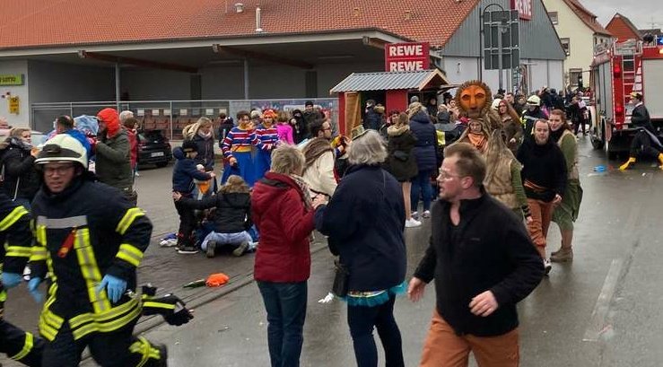 Alemanha. Condutor atinge multidão em desfile de Carnaval