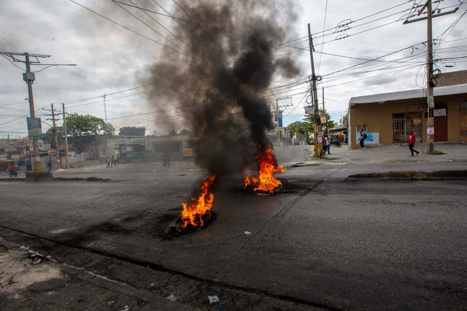 Polícias descontentes combatem militares nas ruas de Port-au-Prince