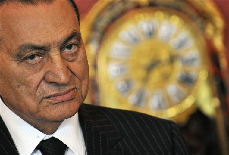 Hosni Mubarak. Morreu o faraó, longa vida ao faraó