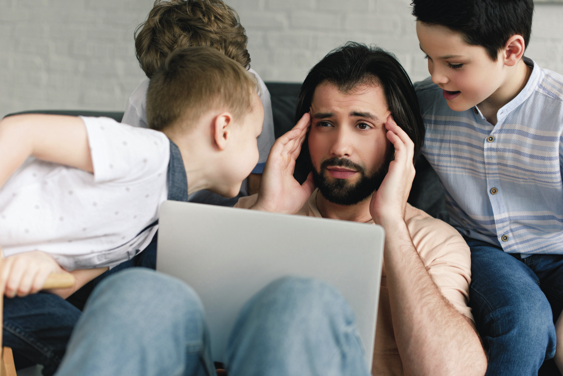 O cansaço excessivo de pais em teletrabalho e com os filhos ao lado