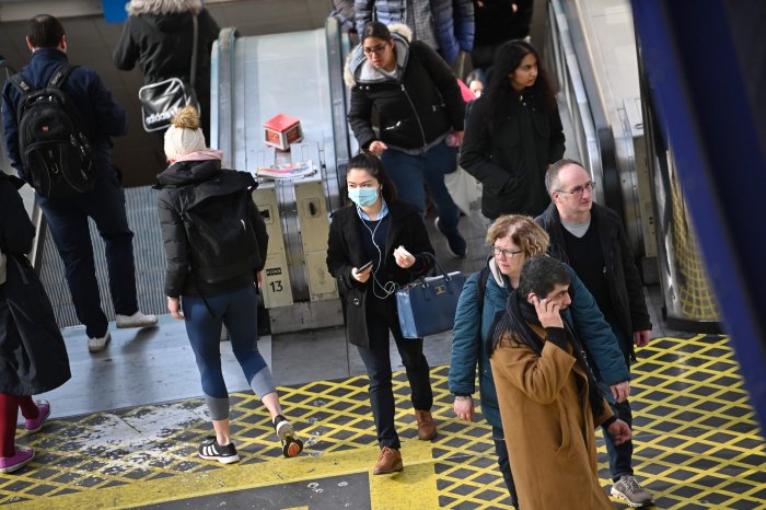 Reino Unido. Multas de 90 libras para quebras do isolamento social