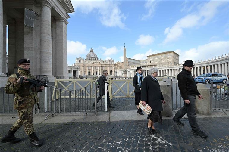 Covid-19. Residente na casa do Papa Francisco hospitalizado após acusar positivo