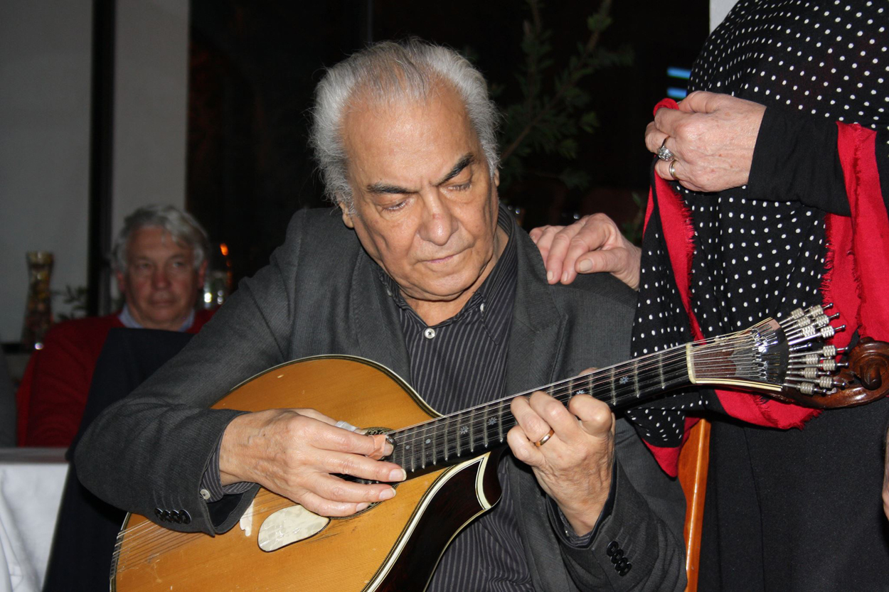 Morreu Carlos Gonçalves, a guitarra que levava o Fado pela mão