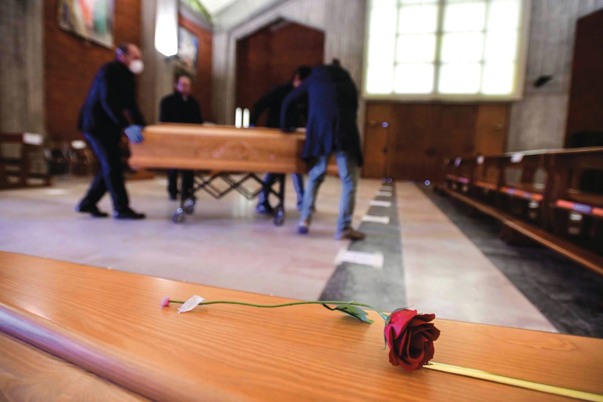 Funerais.  “É hora de enterrar  os mortos e cuidar dos vivos”