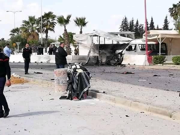 Bombistas fizeram-se explodir junto à embaixada dos Estados Unidos na Tunísia. Há um morto