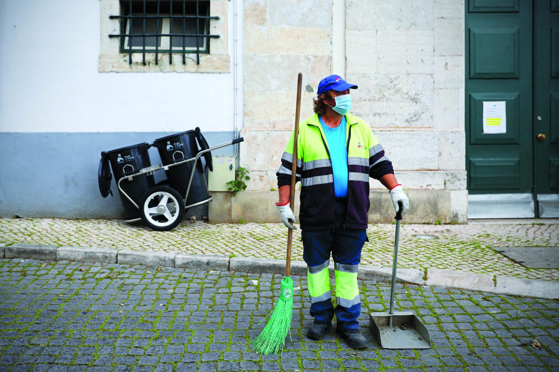 “Havia quem deitasse o lixo para o chão para termos trabalho. Agora agradecem-nos da janela”