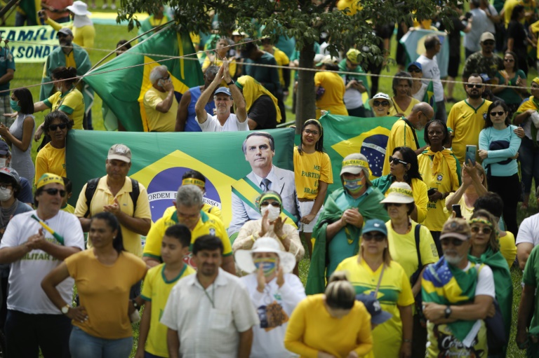 Apoiantes de Bolsonaro saem à rua, Presidente prepara estratégia de defesa