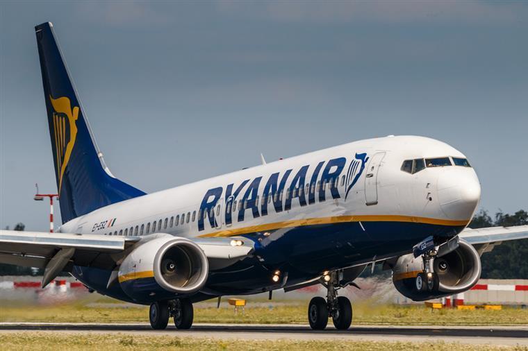 Ryanair não retoma voos caso tenha de deixar lugares vazios para manter segurança
