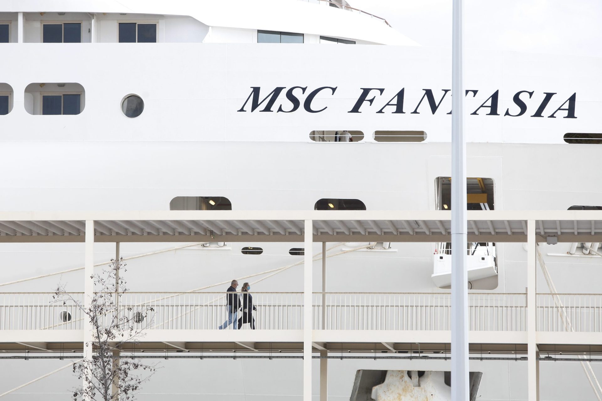 Tripulantes do MSC Fantasia esperam sair de Lisboa amanhã