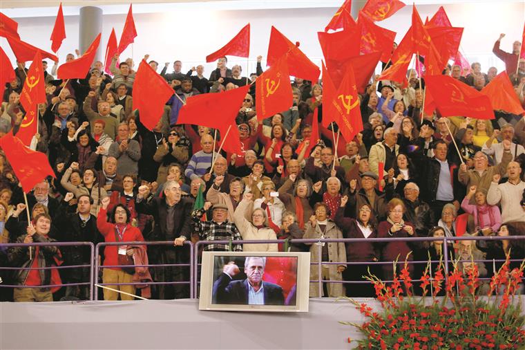 Partidos. Congressos e rentrées em suspenso