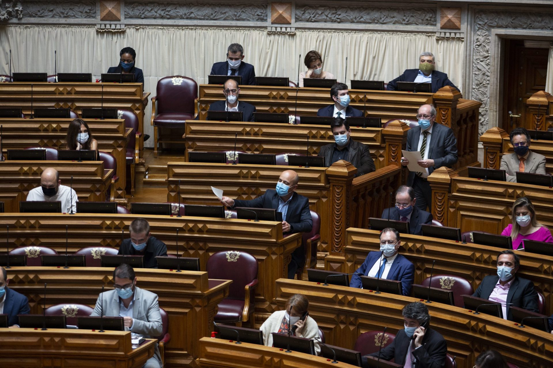 Parlamento. Lotação de 120 deputados e videoconferências