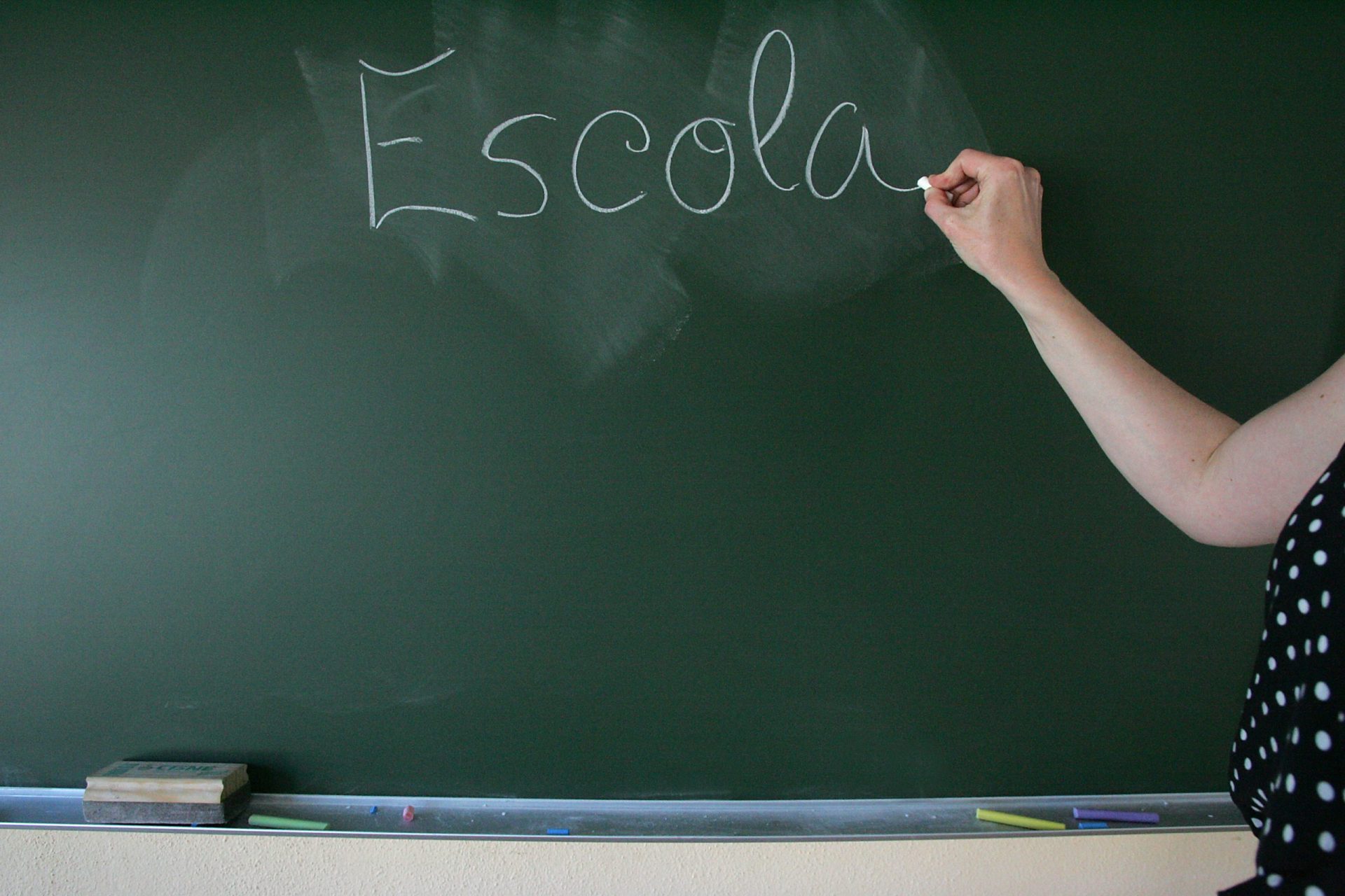 Escolas. Medir a temperatura e desinfetar os alunos