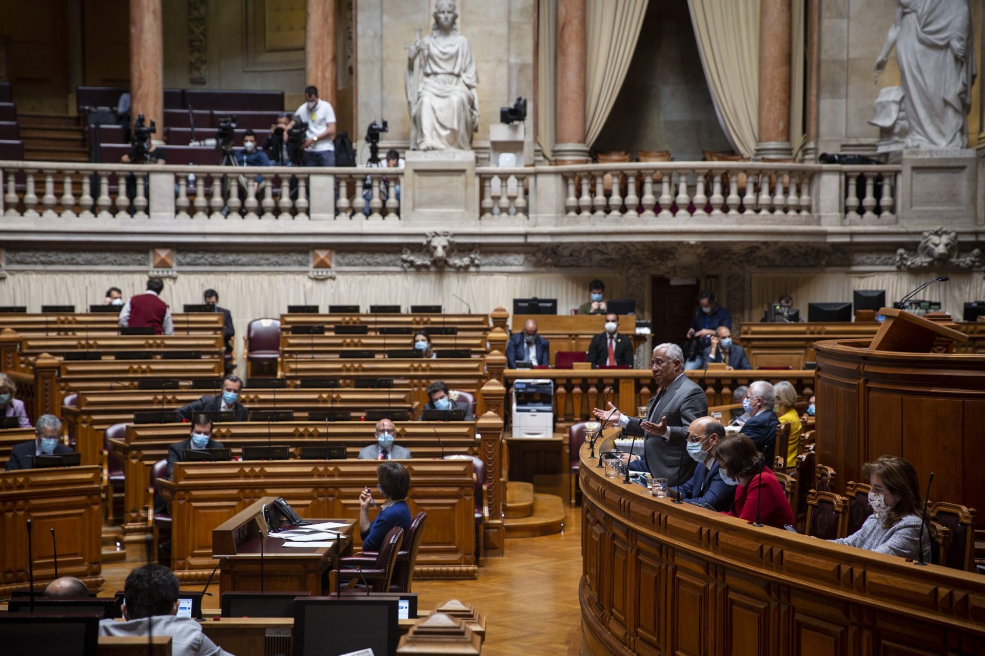 Debate. Partidos prometem dar respostas para “salvar as farmácias”