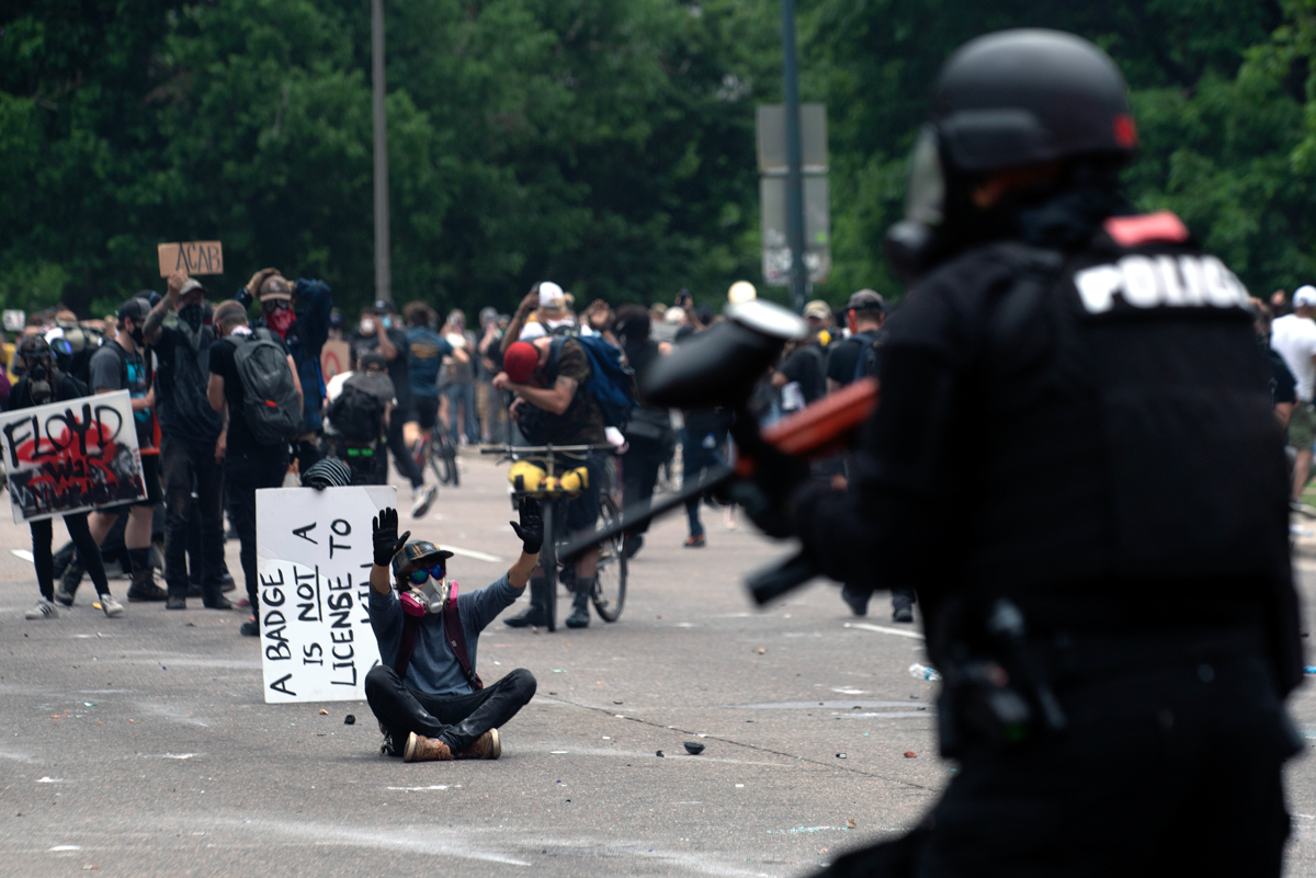 EUA. Revolta e repressão policial saem às ruas um pouco por todo o país