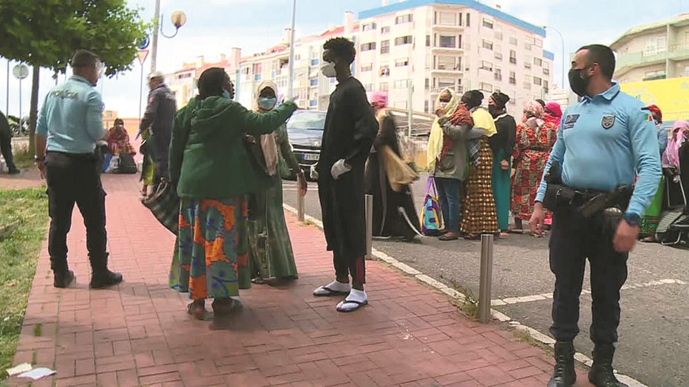 Caos em mesquita da Amadora durante ação de distribuição de comida