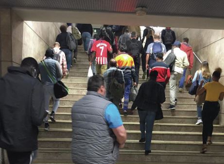 De volta à hora de ponta nos transportes. “Às vezes já vamos  a respirar o ar uns  dos outros”