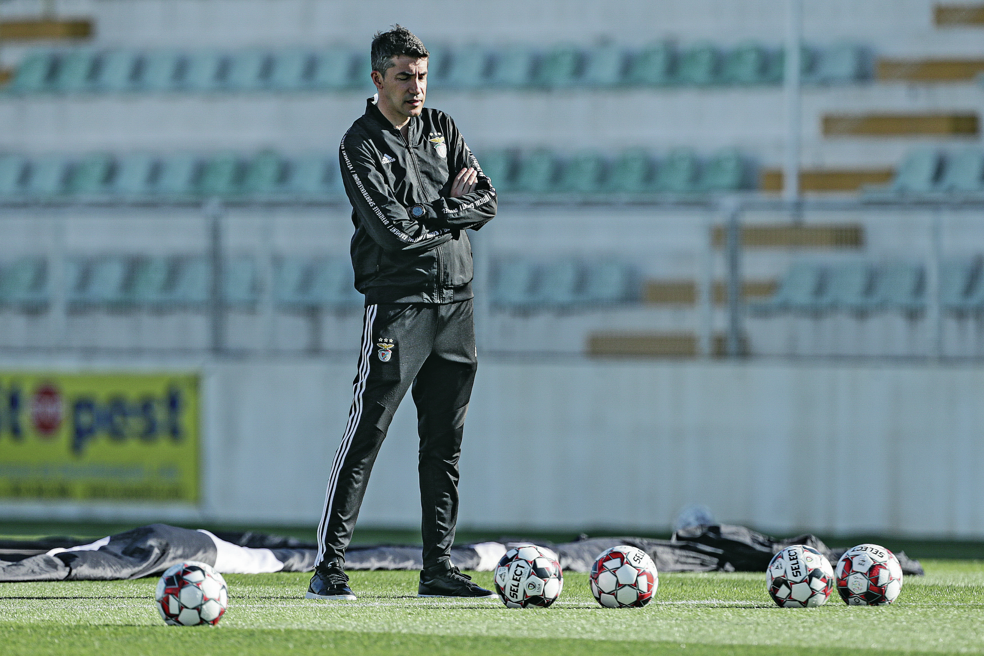 Campeonato. Benfica em campo com Lage em jogo e o abraço a Sérgio Conceição