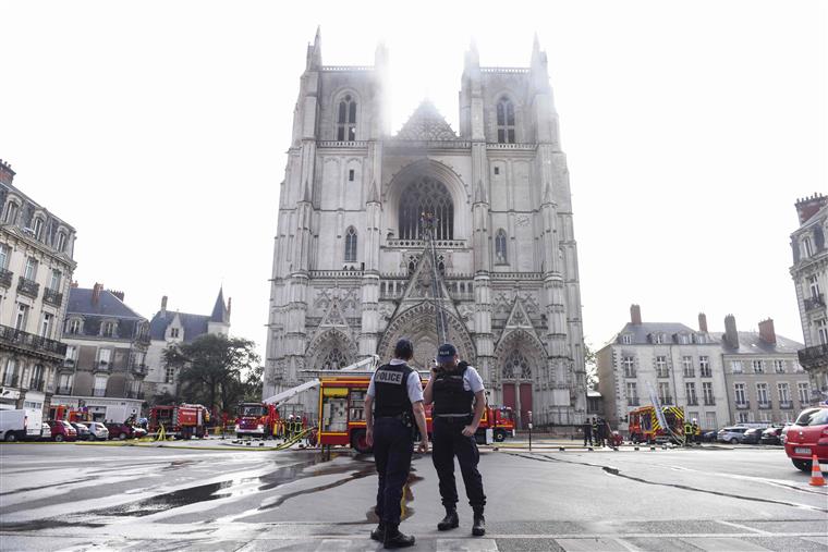 França. Detido suspeito de atear incêndio na Catedral de Nantes