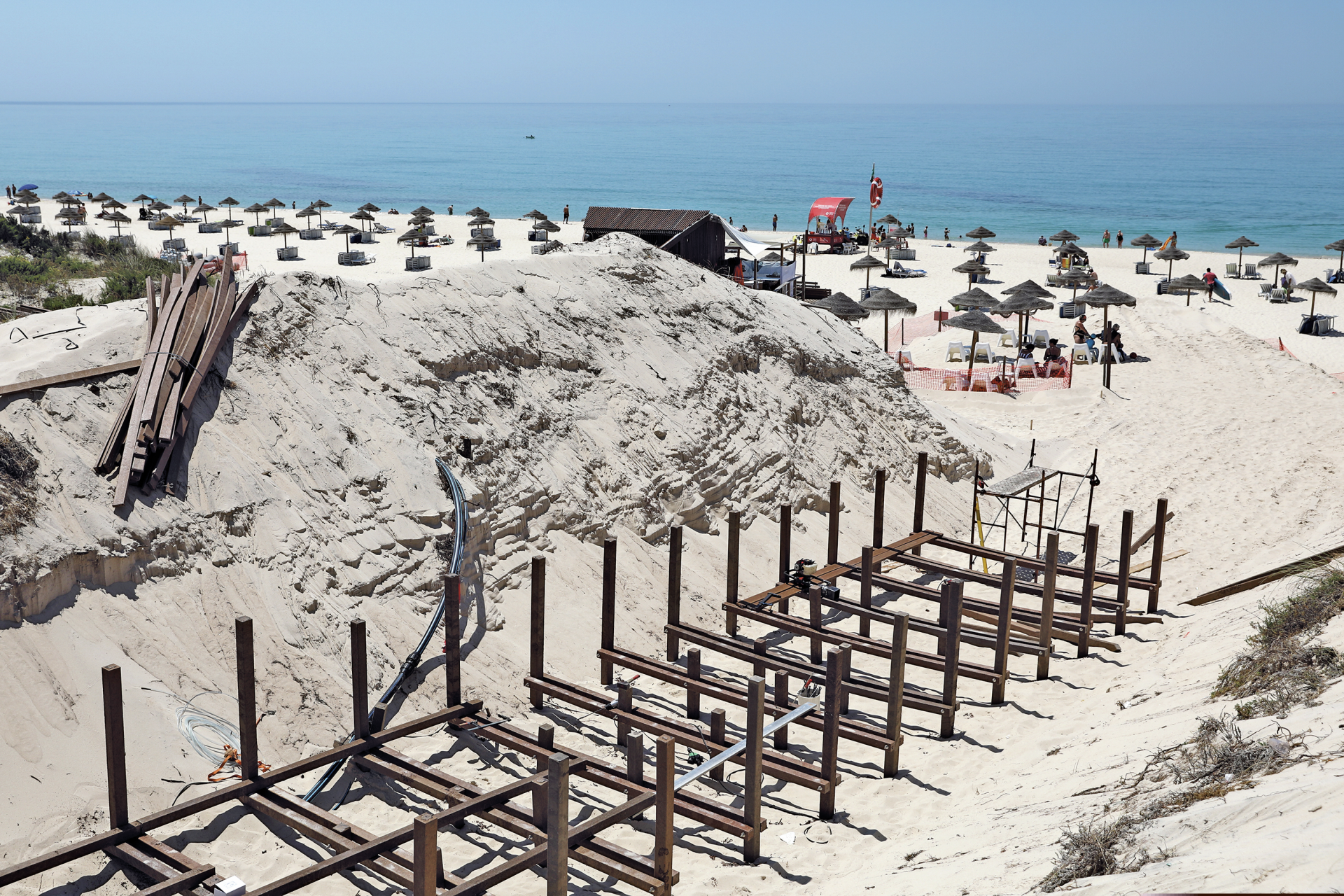 Soltróia. Ir à praia no meio de obras