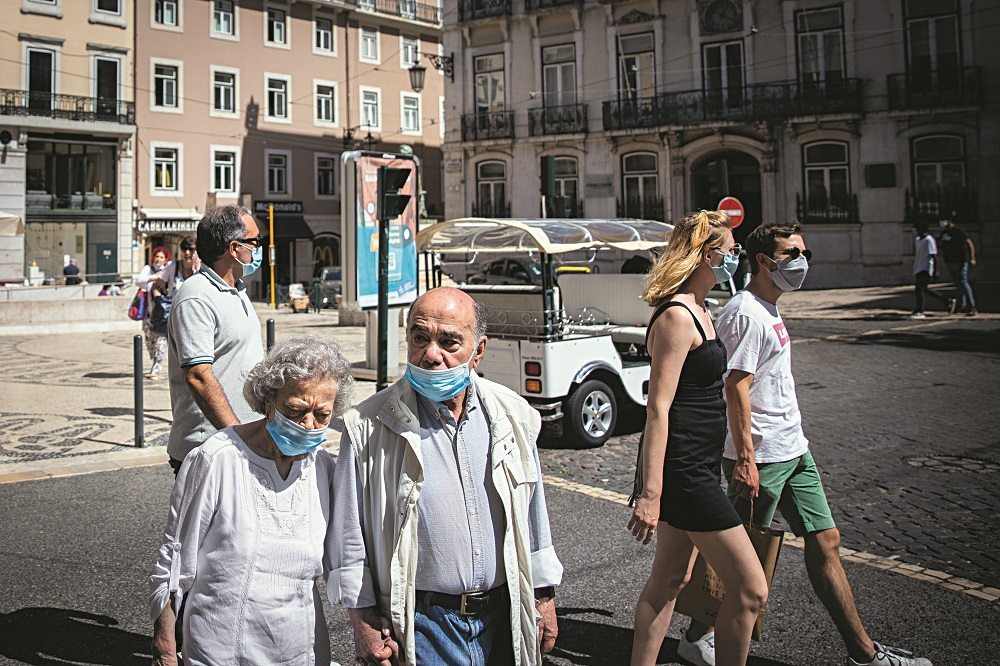 Covid-19. Máscara na rua? É necessária uma “avaliação ponderada”