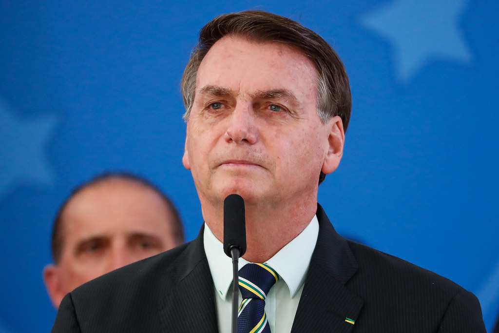 Amazónia arde, mas Bolsonaro nega