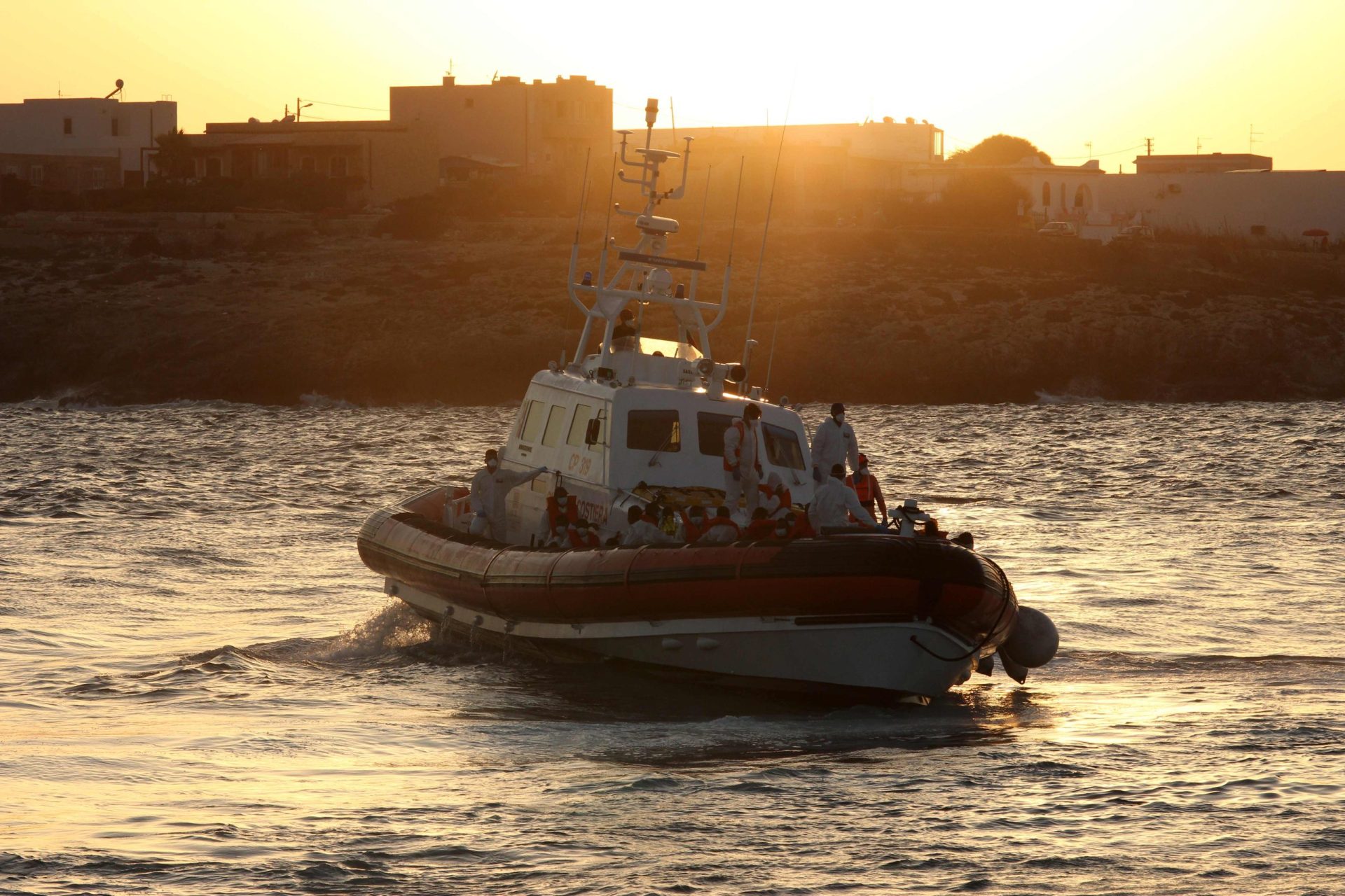 Barco com cerca de 450 migrantes é intercetado e escoltado até Lampedusa