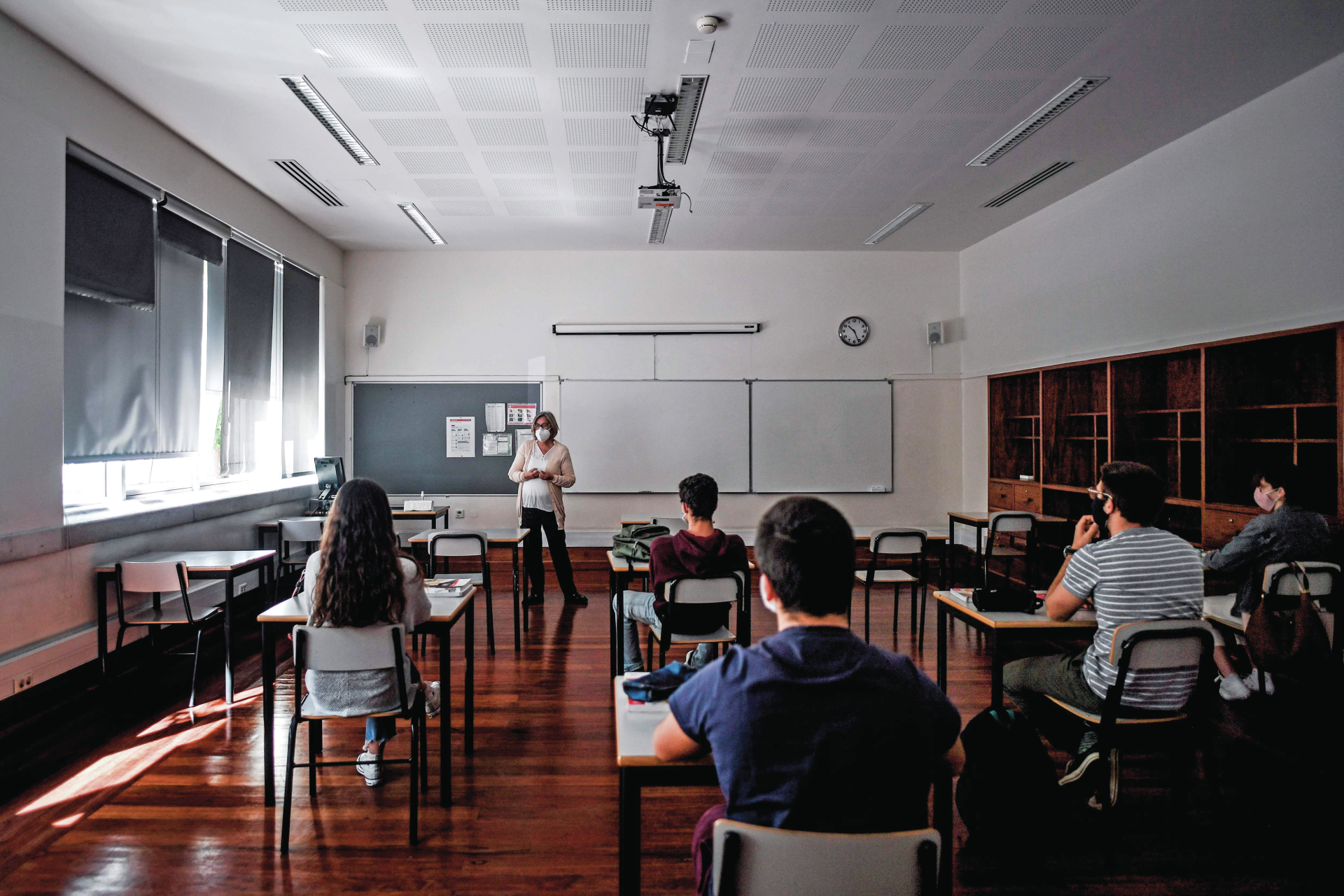 Regresso às aulas. Filas à porta das escolas e muitas incertezas