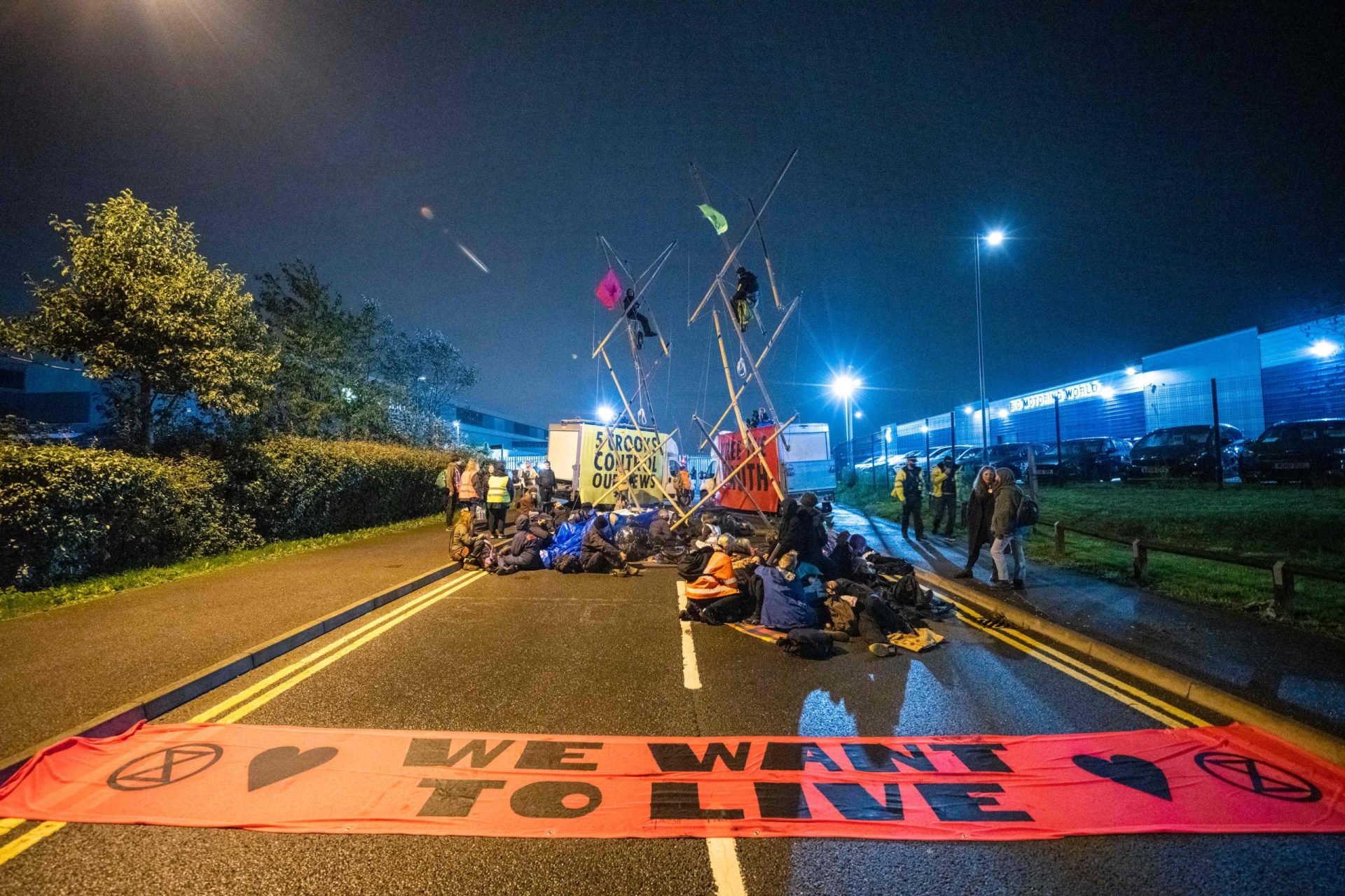 Movimento Extinction Rebellion bloqueia impressão de jornais no Reino Unido