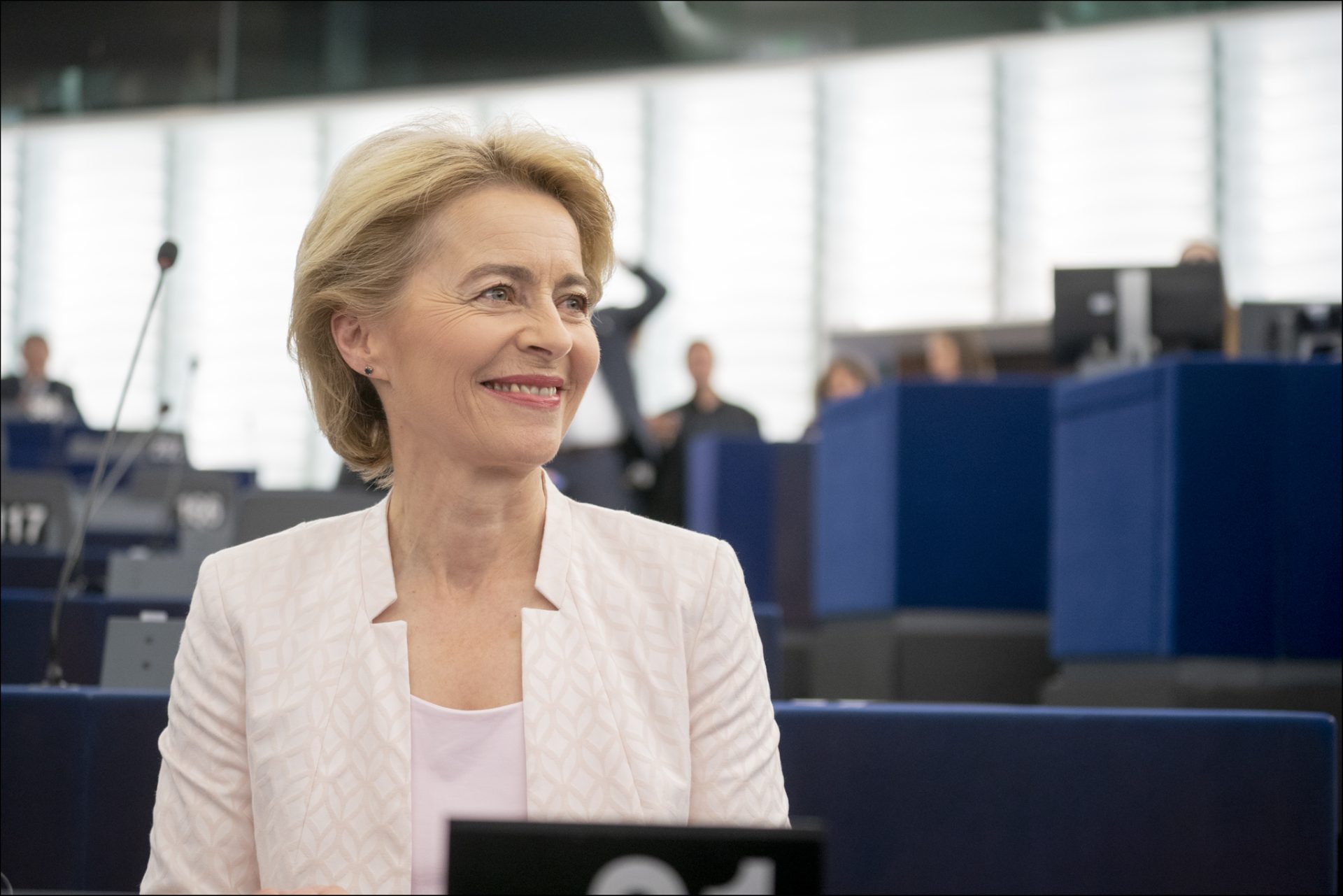 Von der Leyen já discutiu com comissários possíveis respostas à Polónia