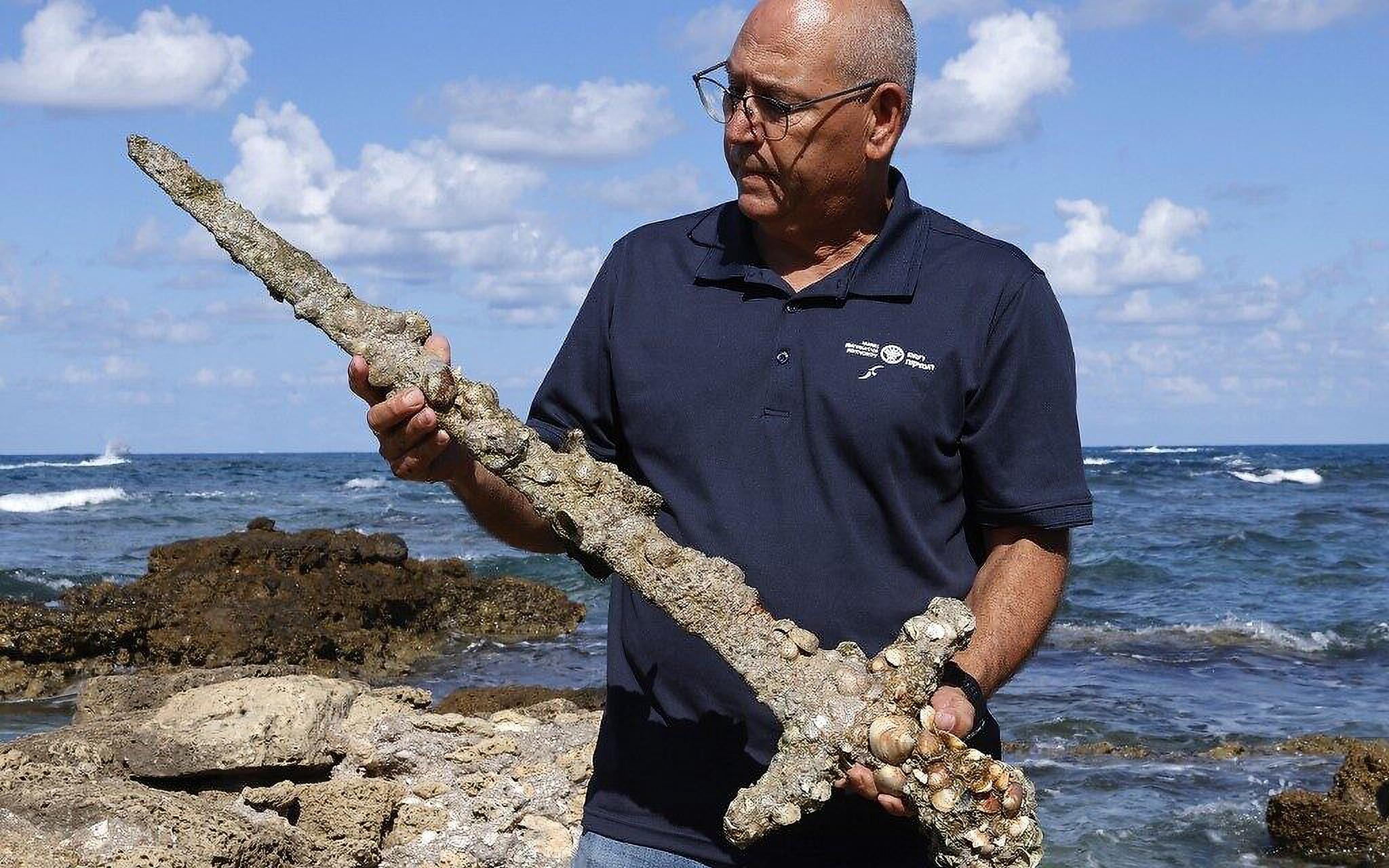 Mergulhador encontra espada de 900 anos no fundo do mar em Israel