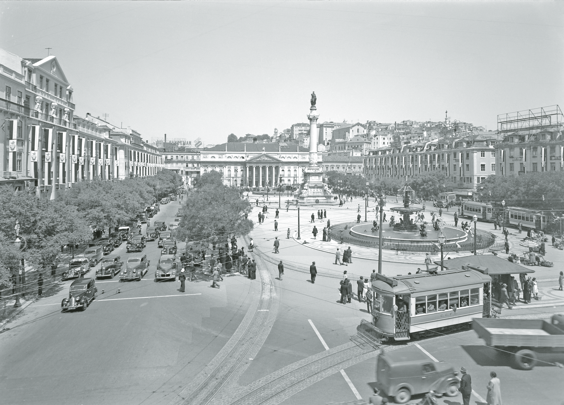 5 de Outubro de 1966. Ti-nó-ni!!! Um pandemónio tomou conta das ruas de Lisboa!